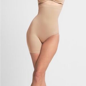 SKIMS SEAMLESS SCULPT
SOLUTION SHORT LEFT LEG EXPOSED SMALL NWOT